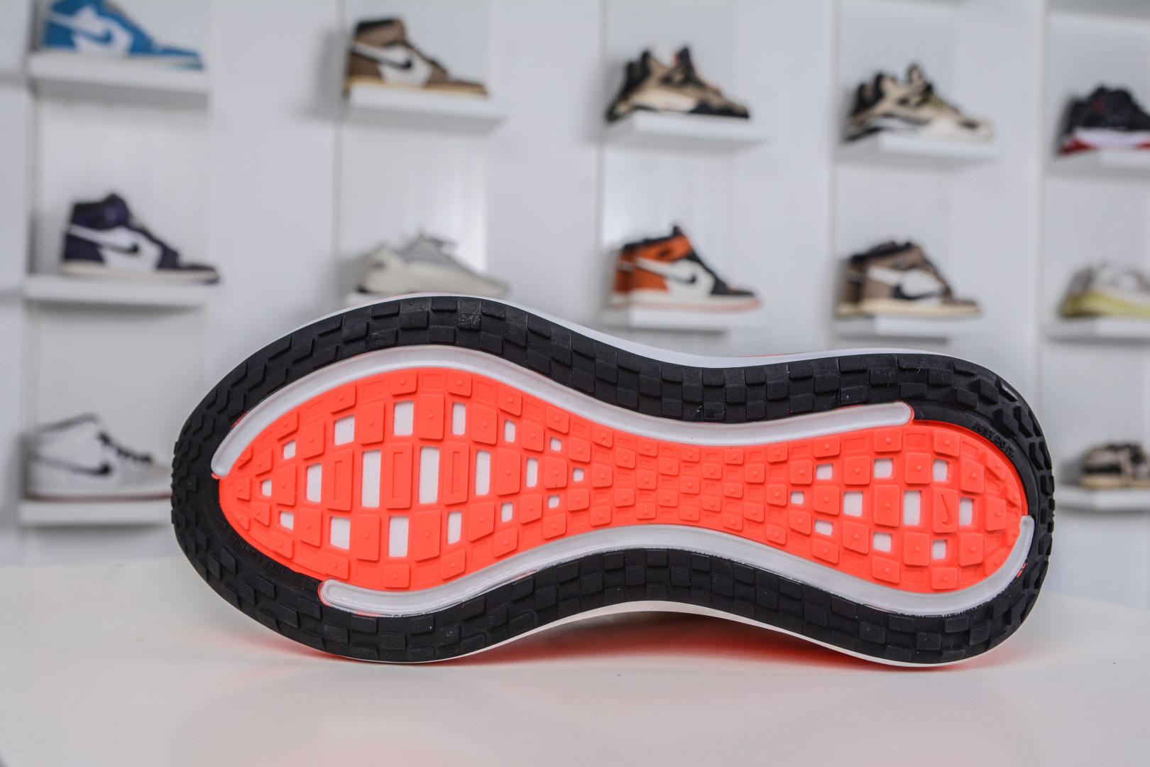 180 X版 Nike Air Zoom Vomero PLUS 全新科技提前原鞋开发 运动跑鞋 IH3251-100