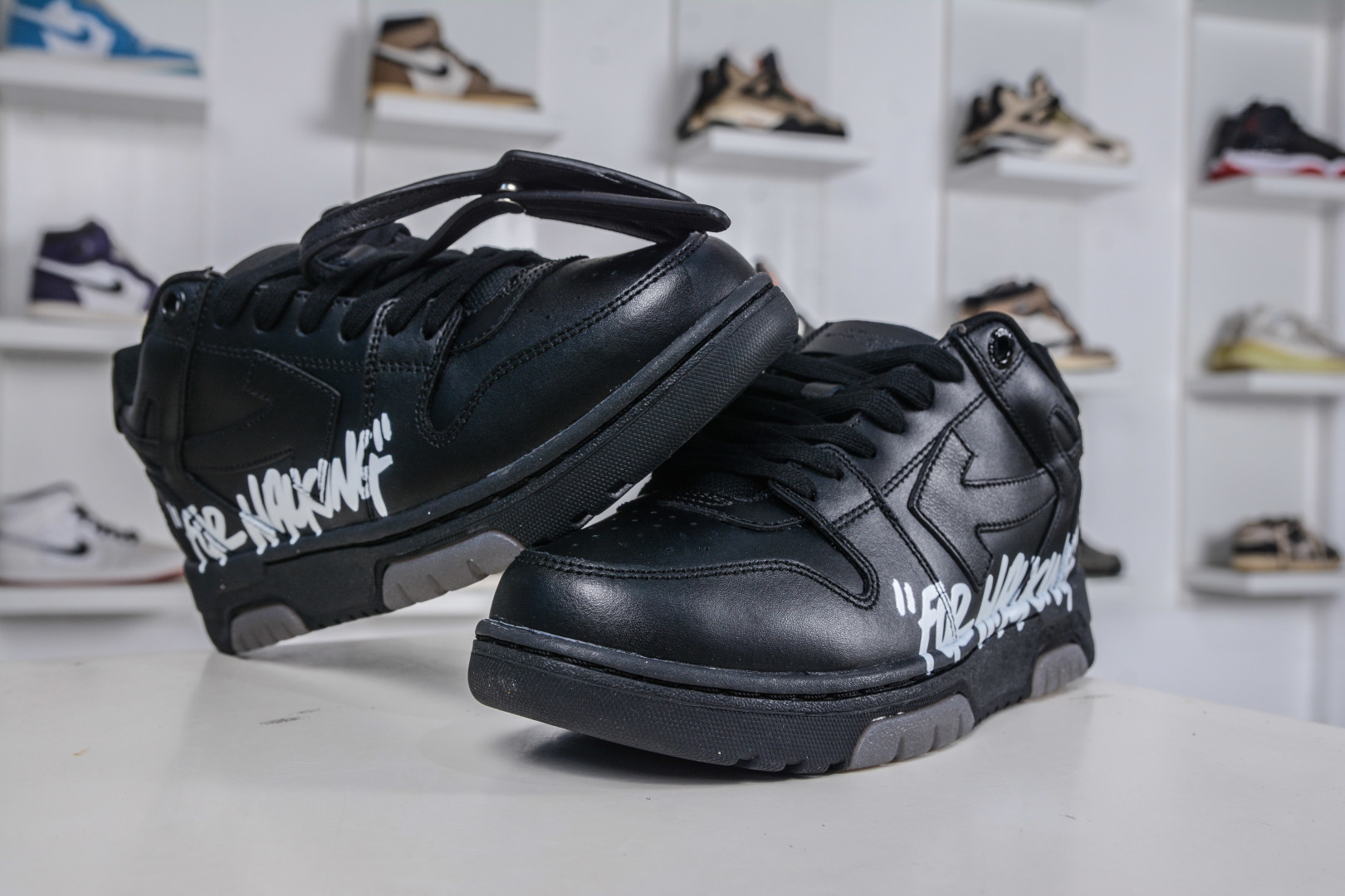 260 X版 Off-White Out of Office 低帮时尚板鞋 全黑字母