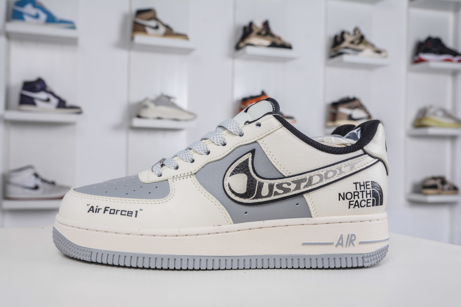 The North Face x NIke Air Force 1 - JP8028 066
Taglia: 36 36.5 37.5 38 38.5 39 40 40.5 41 42 42.5 43 44 44.5 45