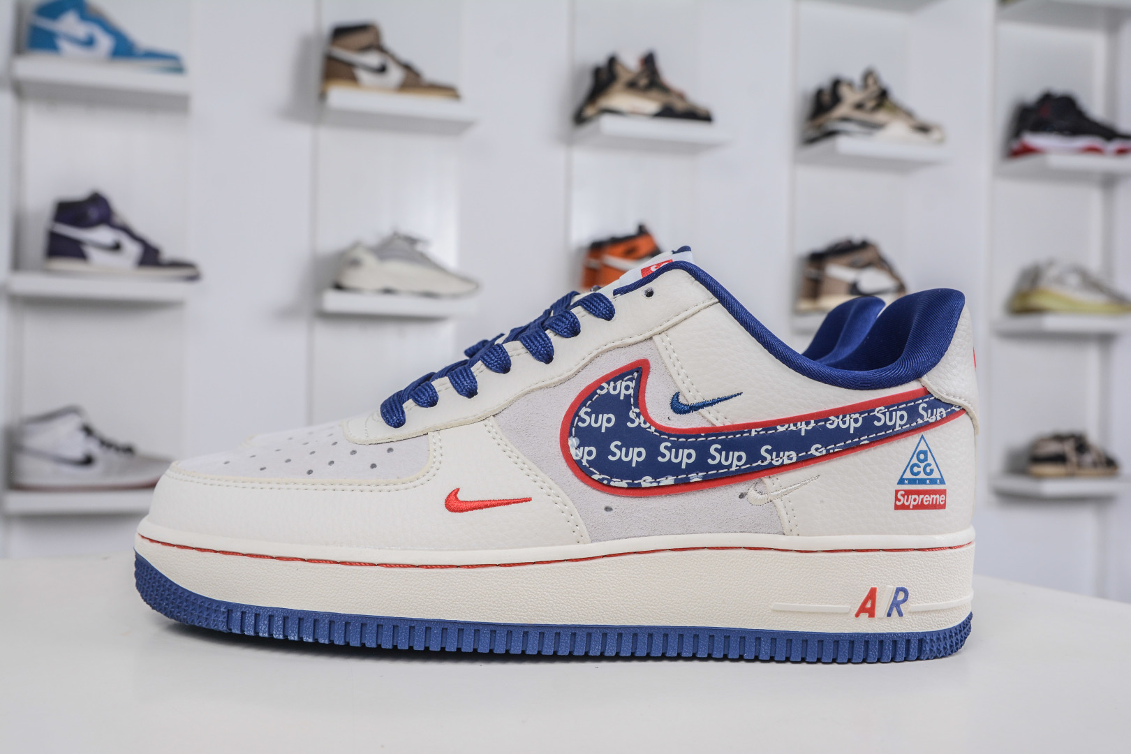 Nike Air Force 1 Low 07 x Supreme SUP - DD1982 328
Taglia 36 36.5 37.5 38 38.5 39 40 40.5 41 42 42.5 43 44 44.5 45