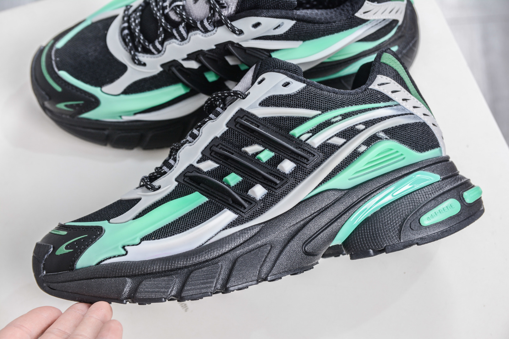 270 Pharrell x adidAdistar Jellyfish 低帮复古风老爹鞋 JP9276