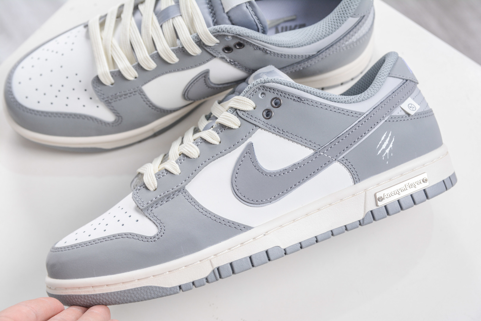 Nike Dunk Low 灰狼 当浅灰银辉覆上鞋面，麂皮与皮革以不同质感的灰与白构筑鞋身，如同灰狼踏过