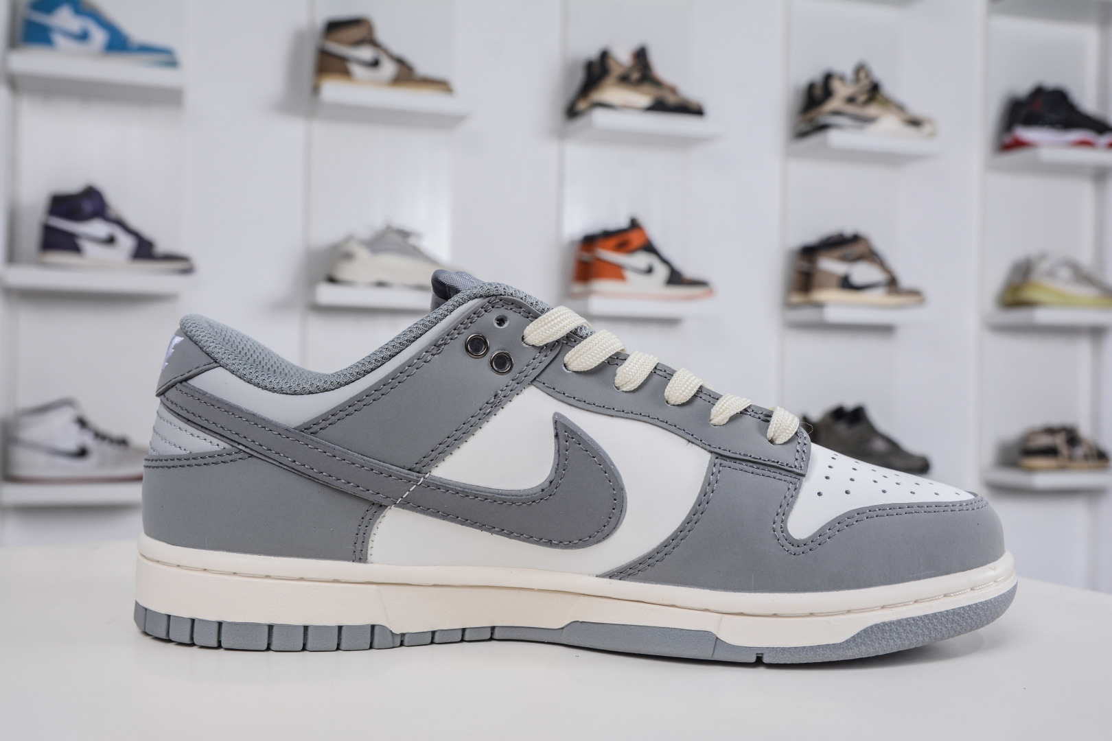 Nike Dunk Low 灰狼 当浅灰银辉覆上鞋面，麂皮与皮革以不同质感的灰与白构筑鞋身，如同灰狼踏过