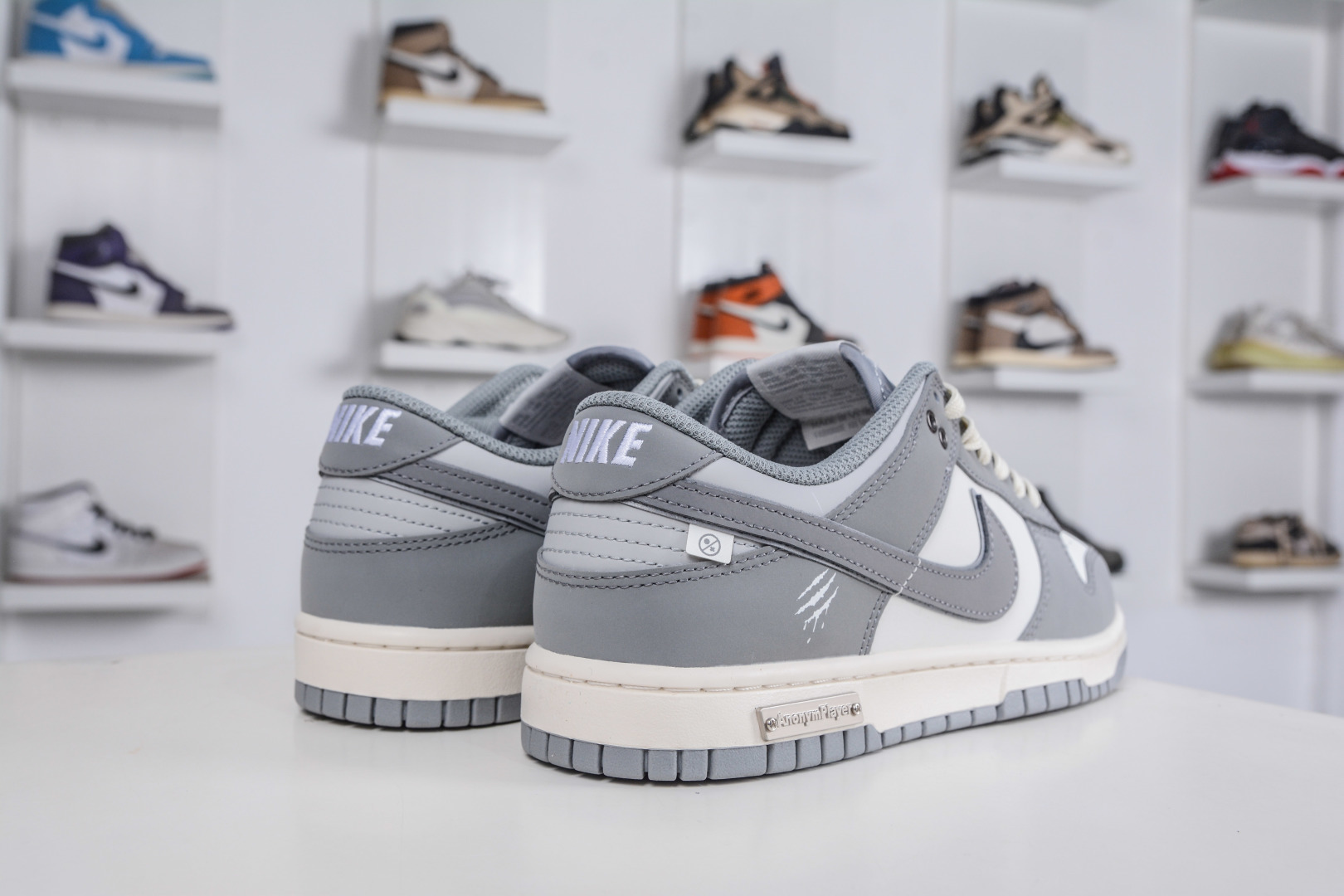 Nike Dunk Low 灰狼 当浅灰银辉覆上鞋面，麂皮与皮革以不同质感的灰与白构筑鞋身，如同灰狼踏过