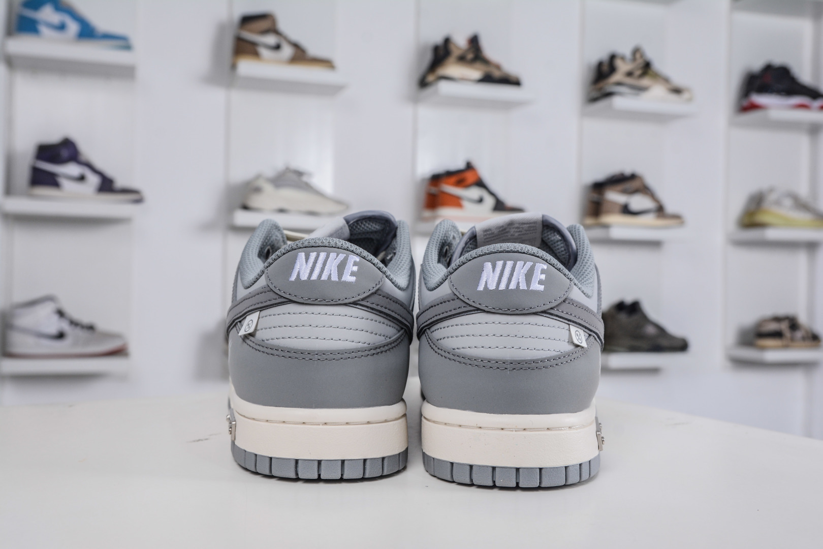 Nike Dunk Low 灰狼 当浅灰银辉覆上鞋面，麂皮与皮革以不同质感的灰与白构筑鞋身，如同灰狼踏过
