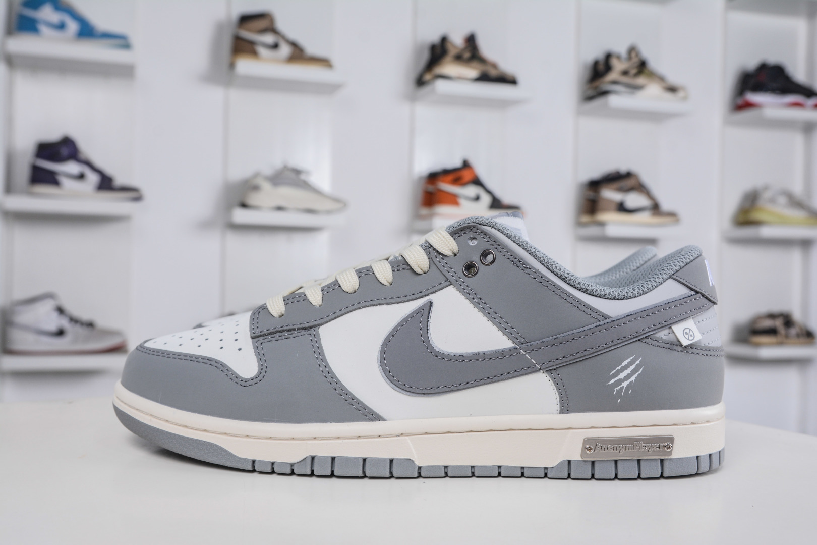 Nike Dunk Low 灰狼 当浅灰银辉覆上鞋面，麂皮与皮革以不同质感的灰与白构筑鞋身，如同灰狼踏过