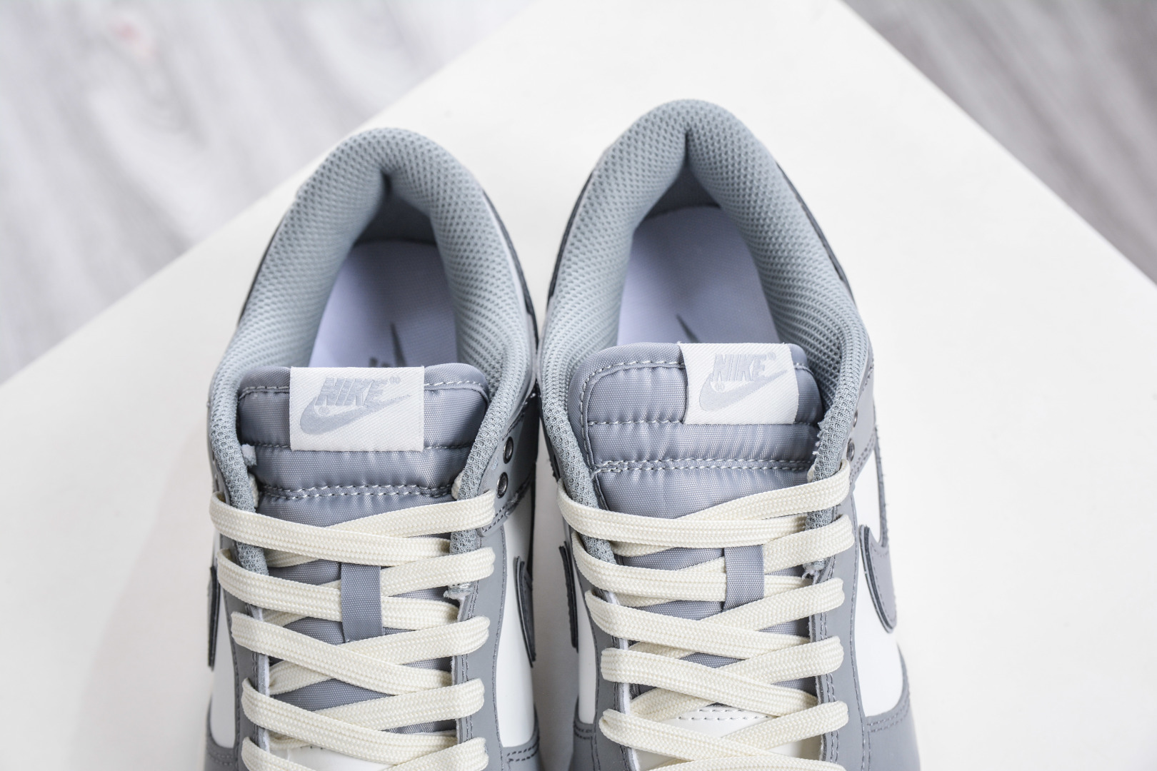 Nike Dunk Low 灰狼 当浅灰银辉覆上鞋面，麂皮与皮革以不同质感的灰与白构筑鞋身，如同灰狼踏过