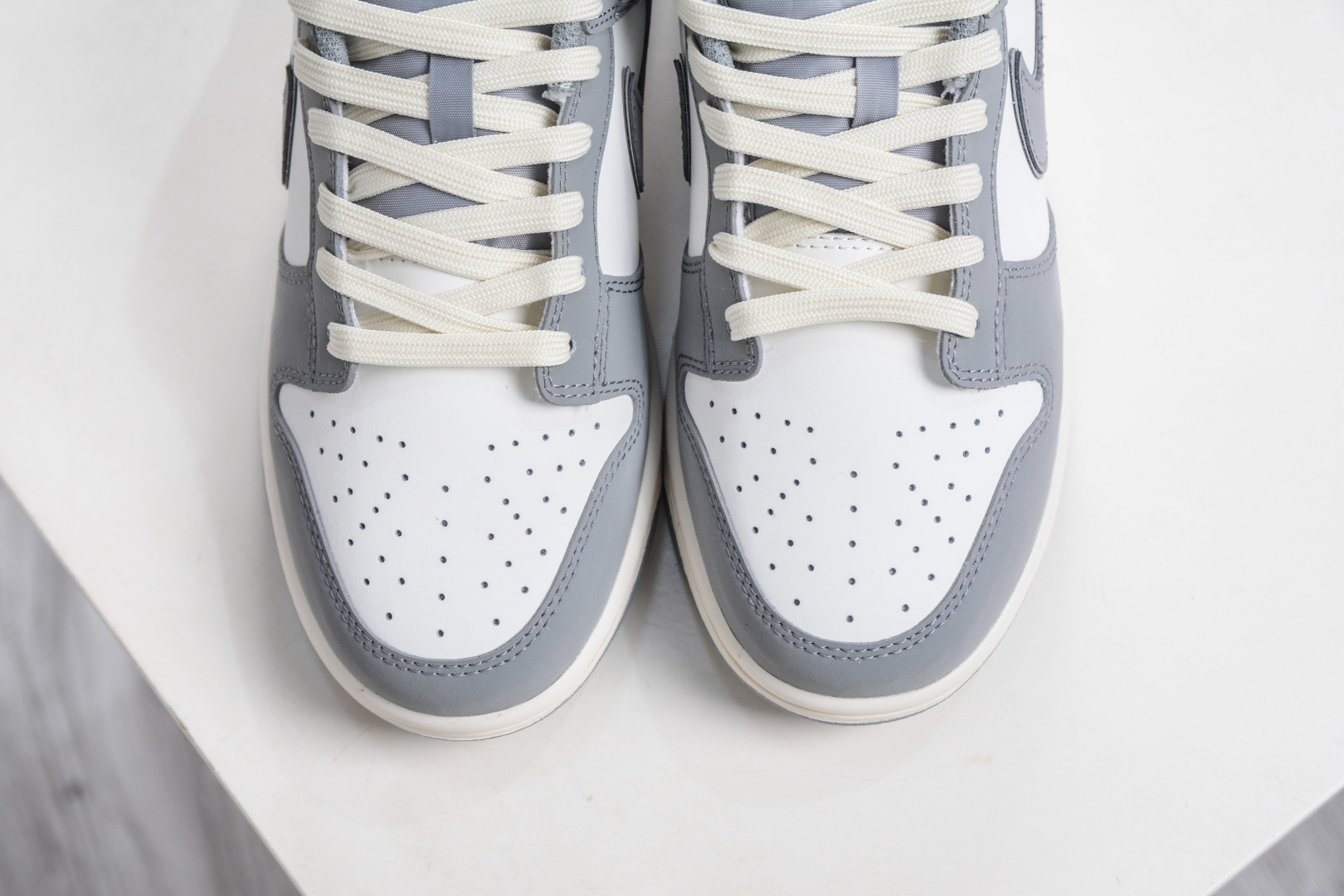 Nike Dunk Low 灰狼 当浅灰银辉覆上鞋面，麂皮与皮革以不同质感的灰与白构筑鞋身，如同灰狼踏过