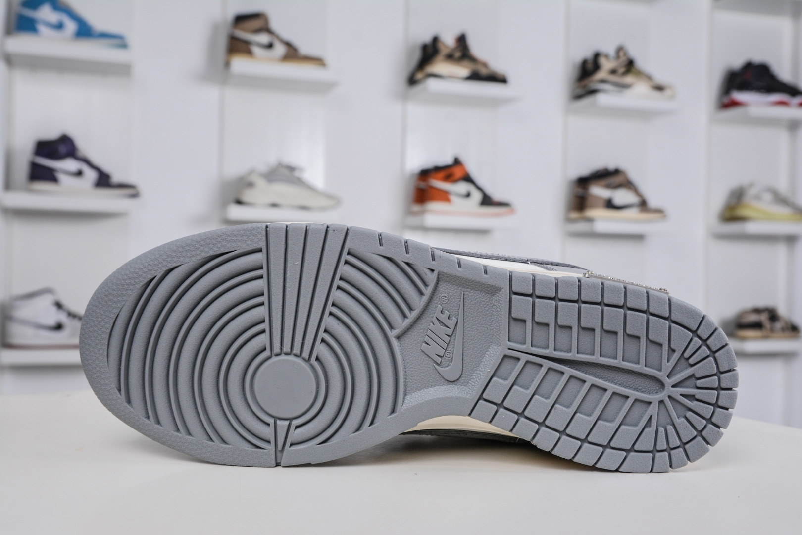 Nike Dunk Low 灰狼 当浅灰银辉覆上鞋面，麂皮与皮革以不同质感的灰与白构筑鞋身，如同灰狼踏过