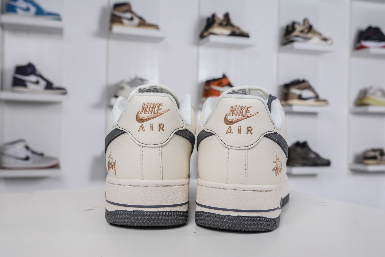 260 Stussy x NIke Air Force 1 斯图西联名-米白灰小金勾 XX3168-223