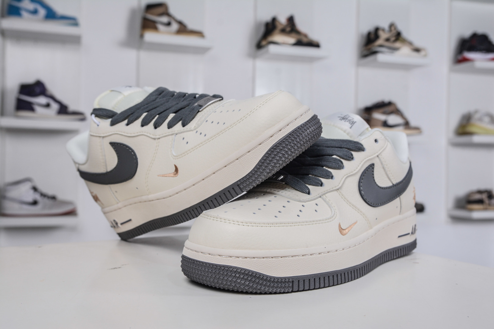 260 Stussy x NIke Air Force 1 斯图西联名-米白灰小金勾 XX3168-223