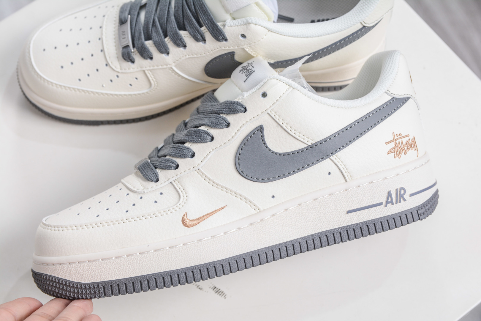 260 Stussy x NIke Air Force 1 斯图西联名-米白灰小金勾 XX3168-223