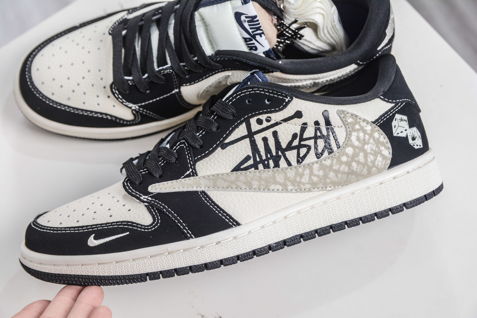 270 TS x Air Jordan x Stussy AJ1 Low 倒钩低帮联名斯图西-米黑 DD7866-102