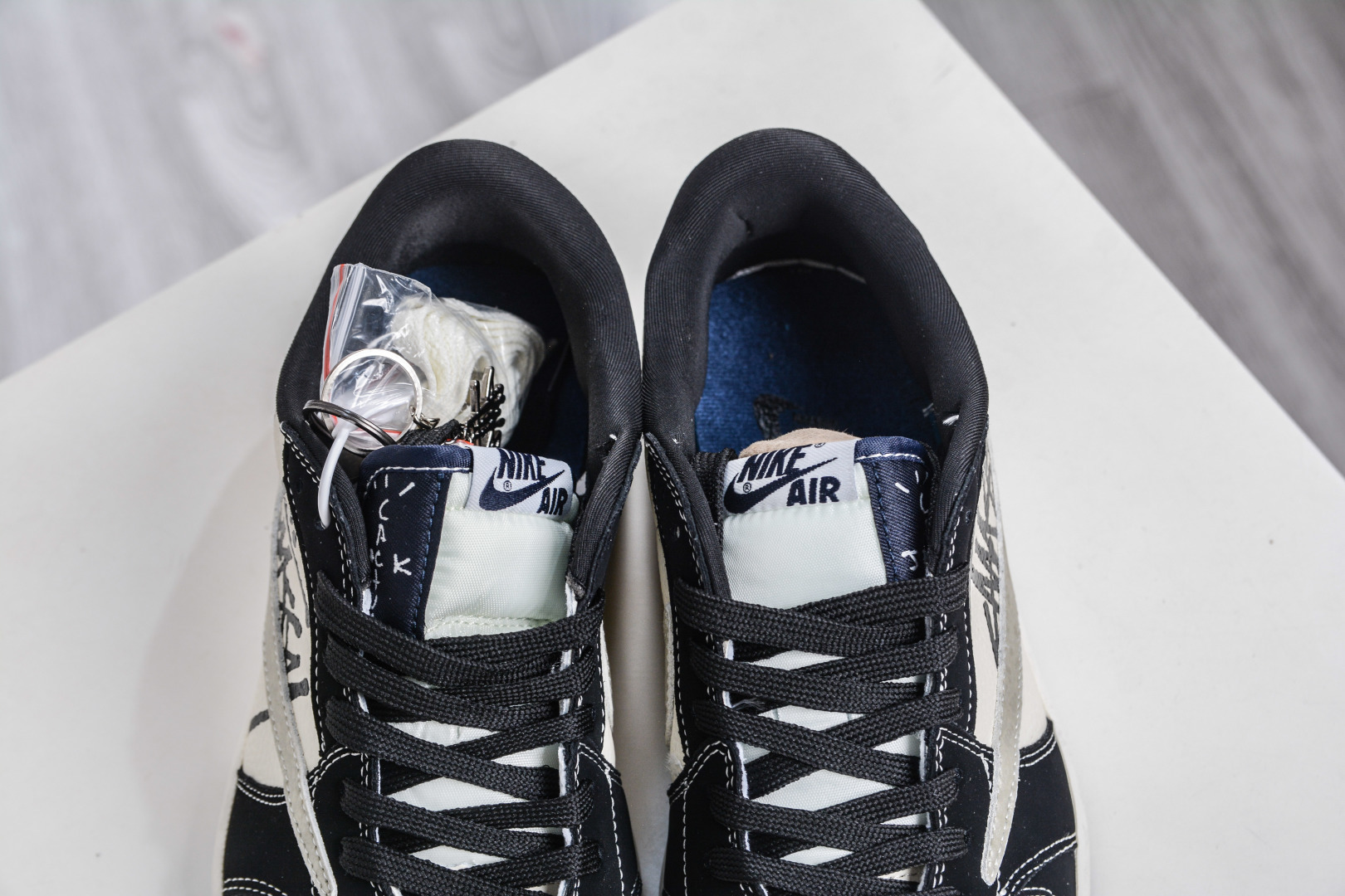 270 TS x Air Jordan x Stussy AJ1 Low 倒钩低帮联名斯图西-米黑 DD7866-102