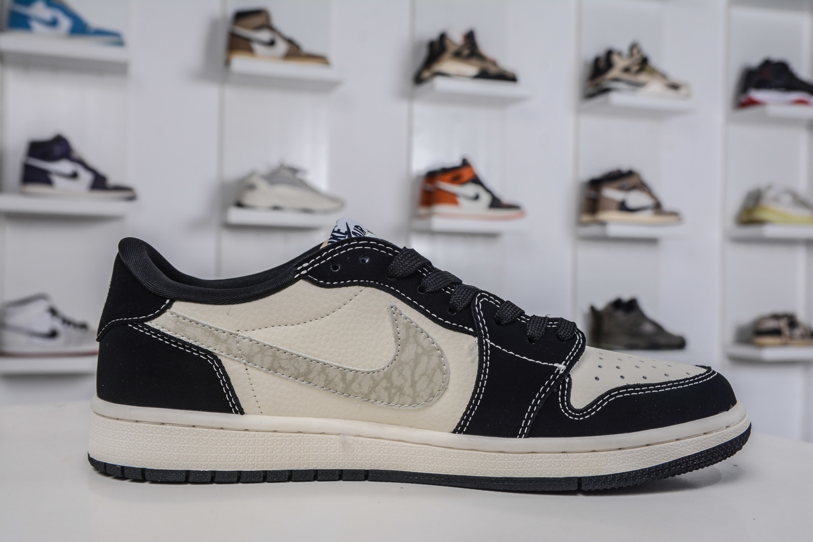 270 TS x Air Jordan x Stussy AJ1 Low 倒钩低帮联名斯图西-米黑 DD7866-102