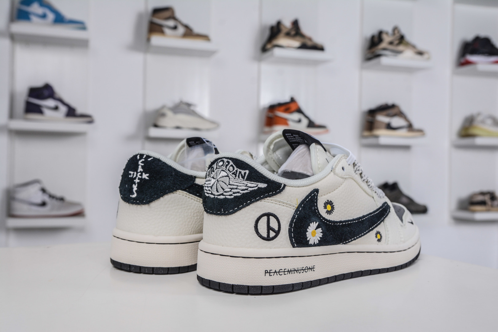 270 TS x Air Jordan x Peaceminusone AJ1 Low 倒钩低帮联名小雏菊-米黑 QW5088-207