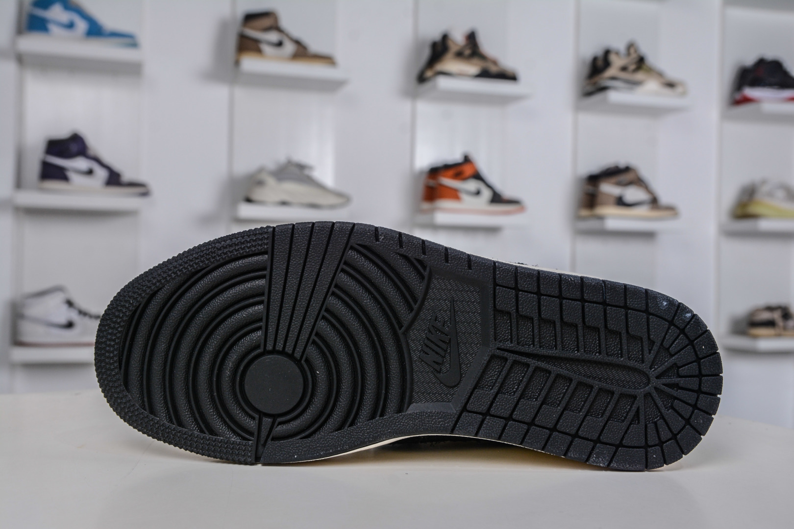 270 TS x Air Jordan x Peaceminusone AJ1 Low 倒钩低帮联名小雏菊-米黑 QW5088-207