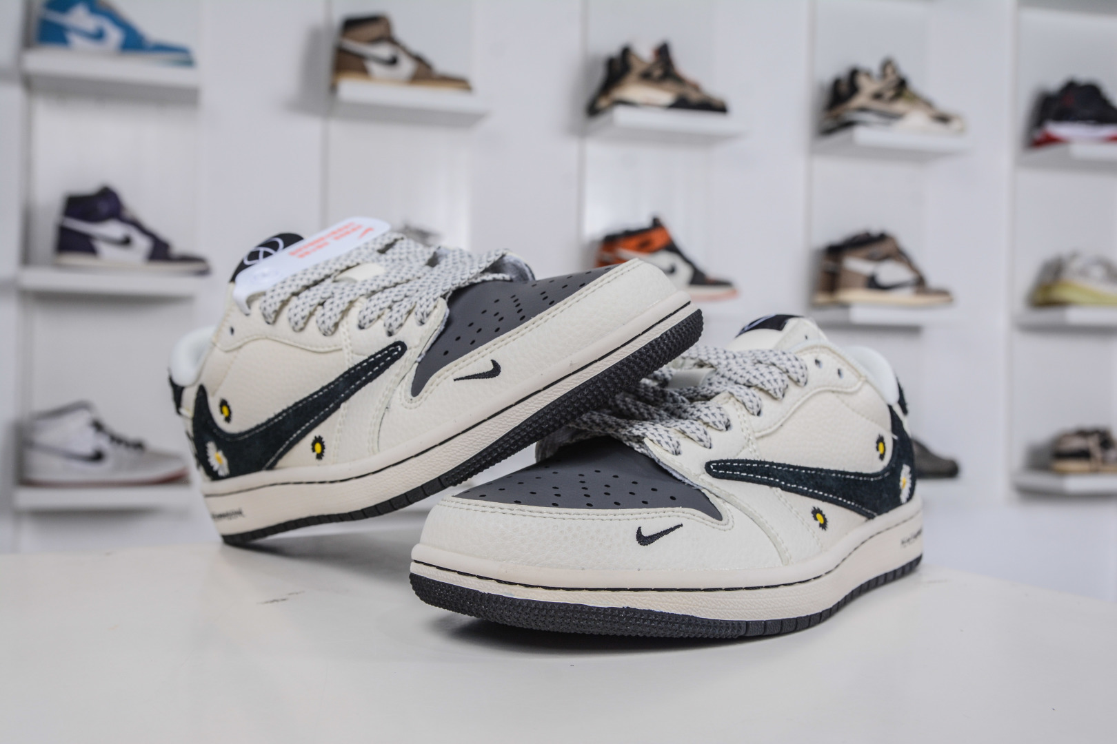 270 TS x Air Jordan x Peaceminusone AJ1 Low 倒钩低帮联名小雏菊-米黑 QW5088-207