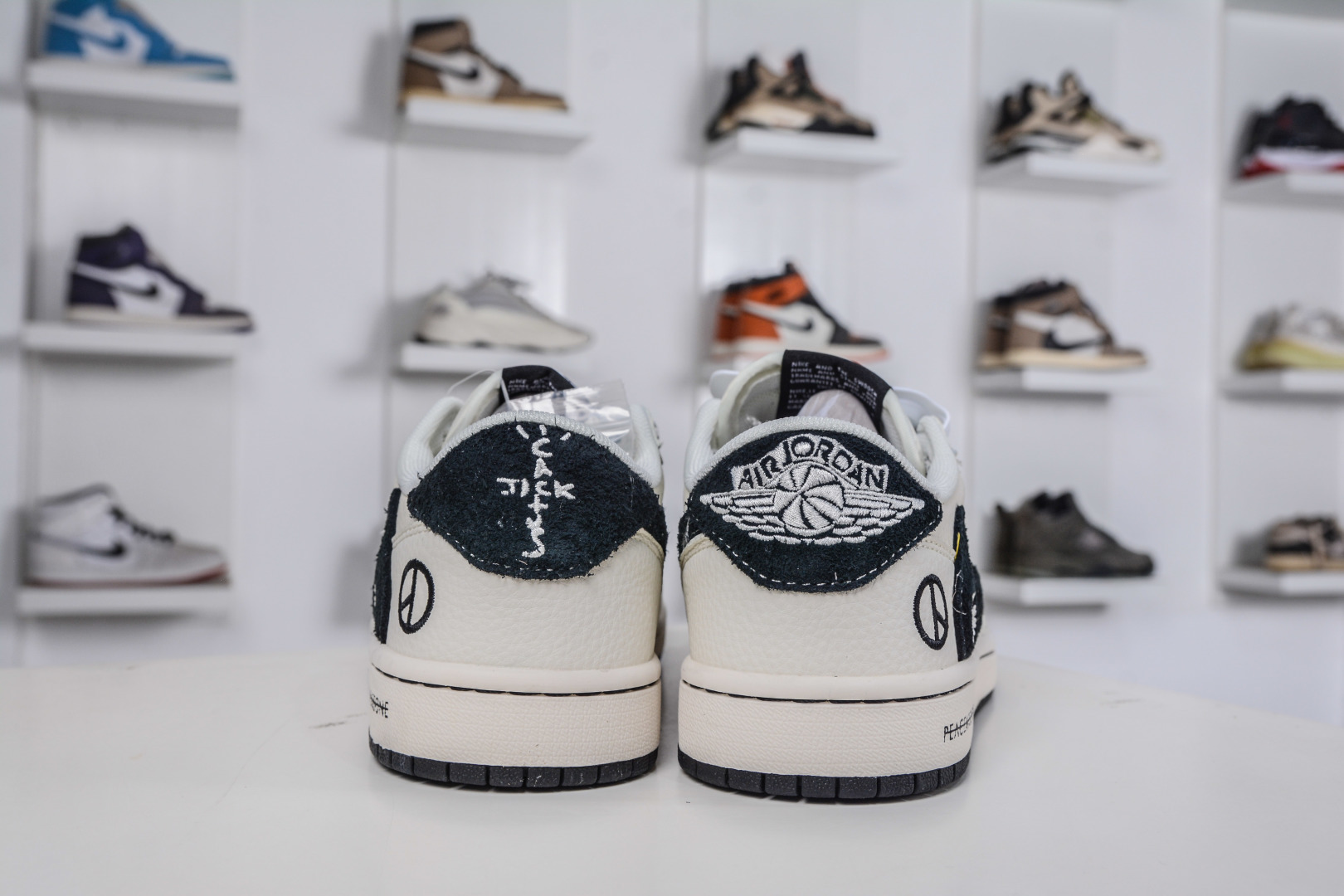 270 TS x Air Jordan x Peaceminusone AJ1 Low 倒钩低帮联名小雏菊-米黑 QW5088-207