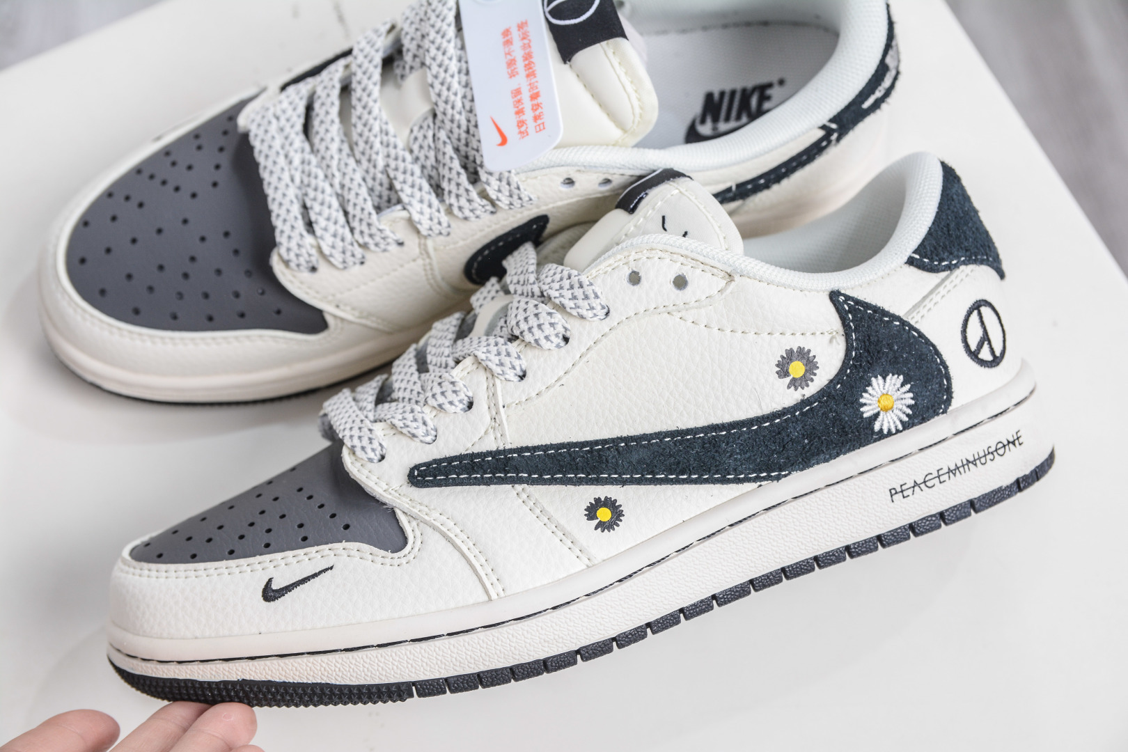 270 TS x Air Jordan x Peaceminusone AJ1 Low 倒钩低帮联名小雏菊-米黑 QW5088-207