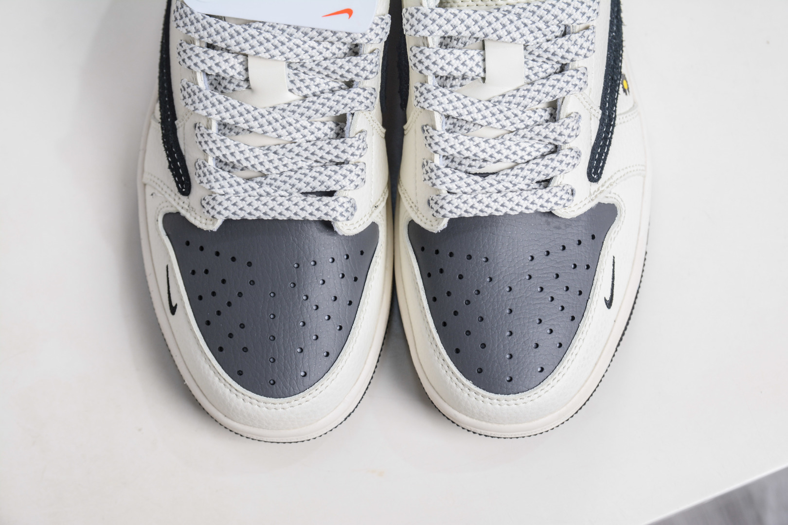 270 TS x Air Jordan x Peaceminusone AJ1 Low 倒钩低帮联名小雏菊-米黑 QW5088-207