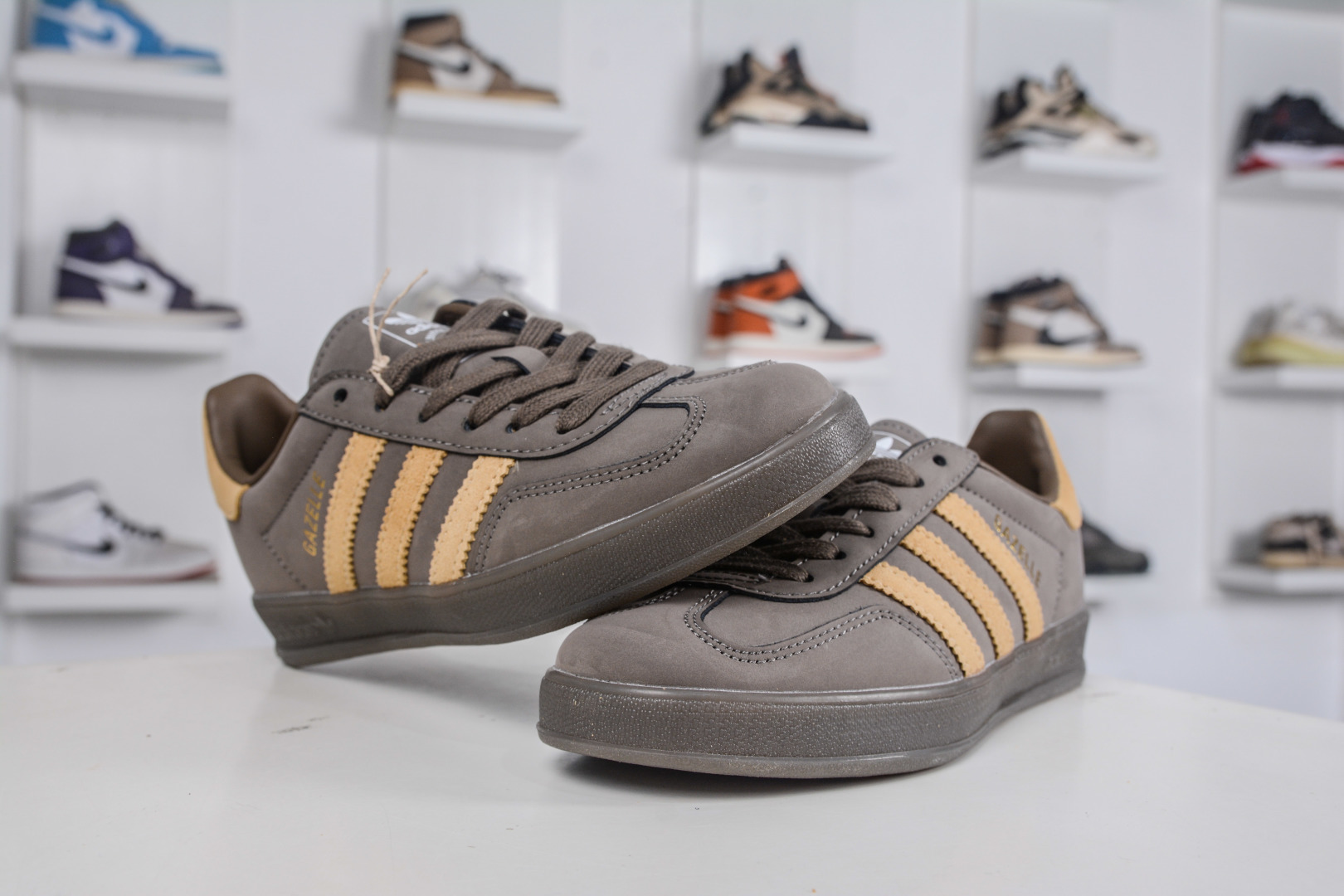 180 AD Gazelle Indoor Trainers 羚羊内训系列低帮复古百搭休闲运动德训风板鞋 JQ8386