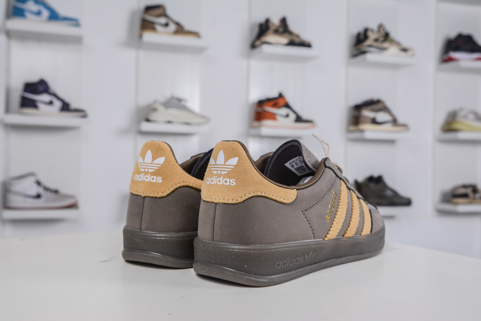 180 AD Gazelle Indoor Trainers 羚羊内训系列低帮复古百搭休闲运动德训风板鞋 JQ8386