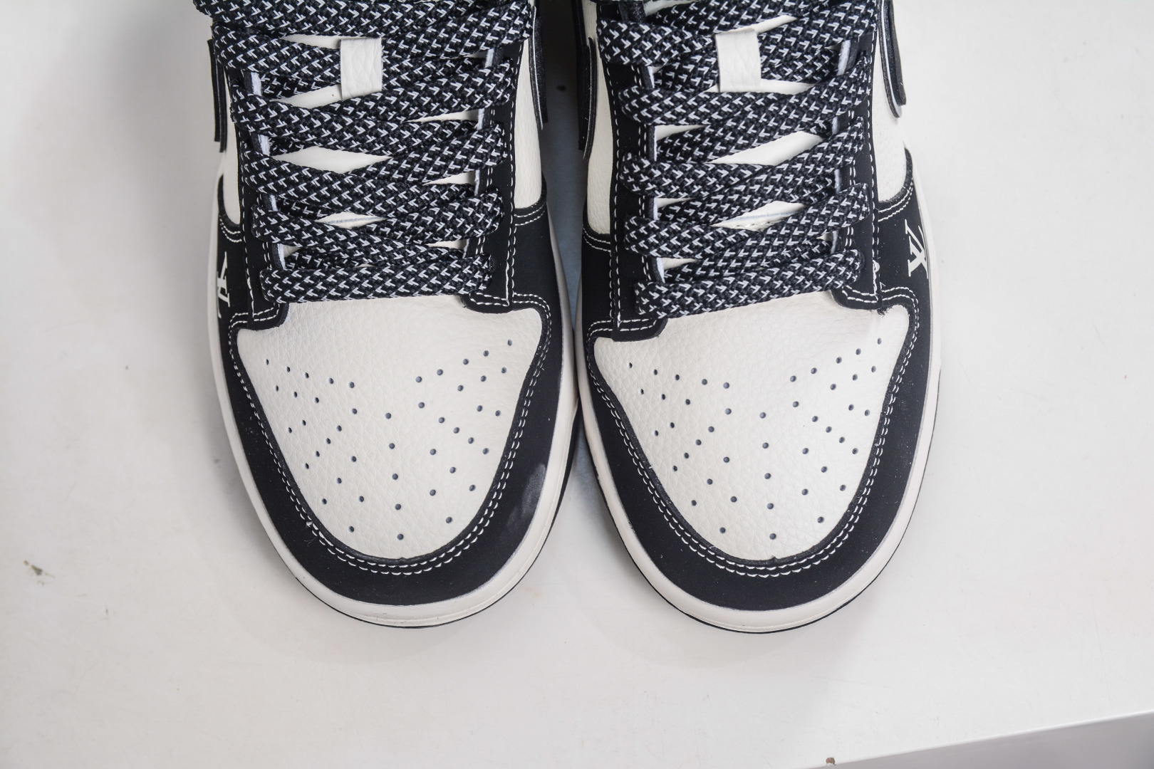 270 Nike SB Dunk Low x Louis VuittAJ1 Low LV联名-米白黑 QW5836-031