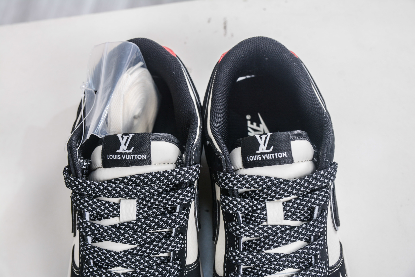 270 Nike SB Dunk Low x Louis VuittAJ1 Low LV联名-米白黑 QW5836-031