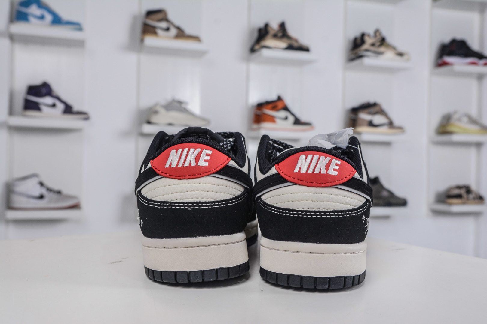 270 Nike SB Dunk Low x Louis VuittAJ1 Low LV联名-米白黑 QW5836-031