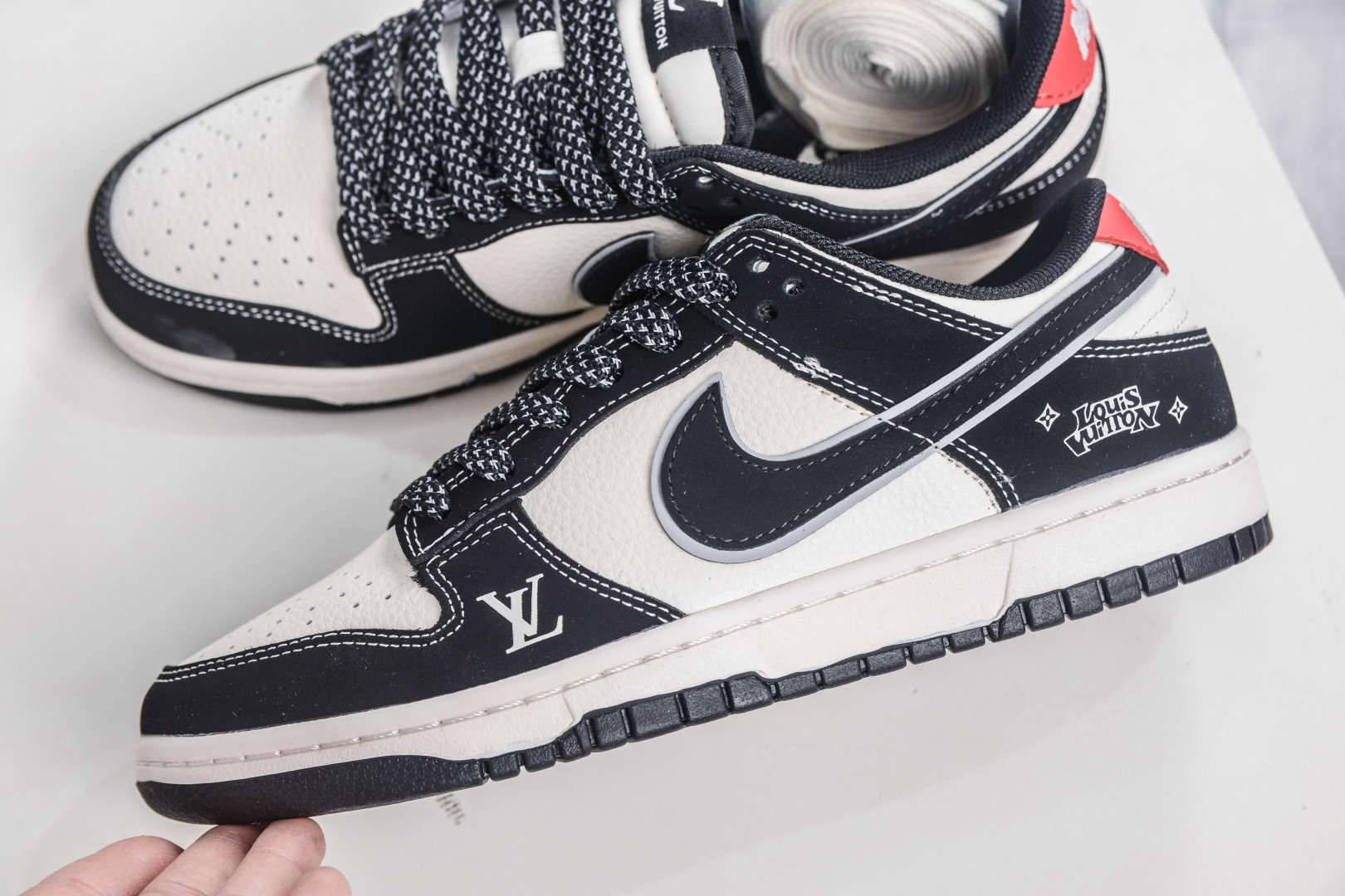 270 Nike SB Dunk Low x Louis VuittAJ1 Low LV联名-米白黑 QW5836-031