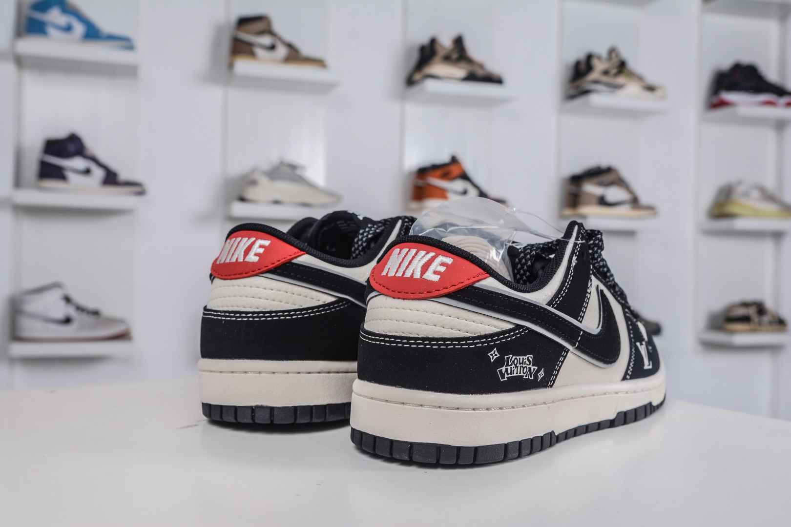 270 Nike SB Dunk Low x Louis VuittAJ1 Low LV联名-米白黑 QW5836-031