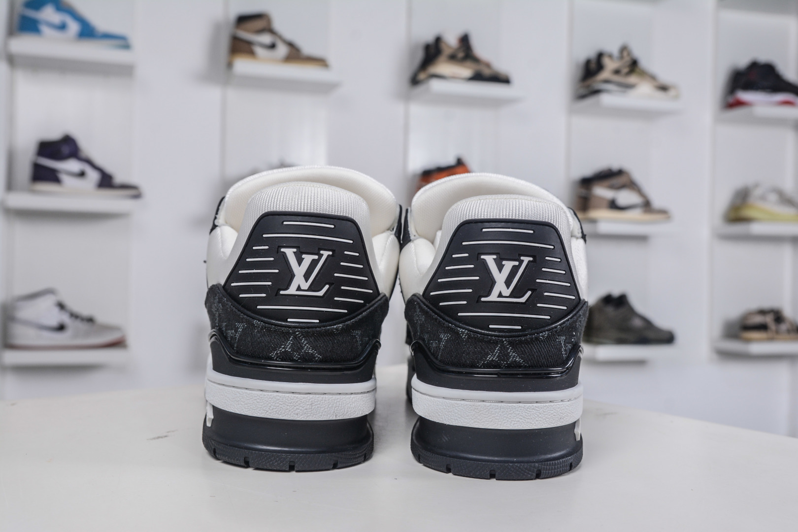 450 M版纯原 Louis VuittLV Trainer系列运动休闲板鞋 黑牛仔