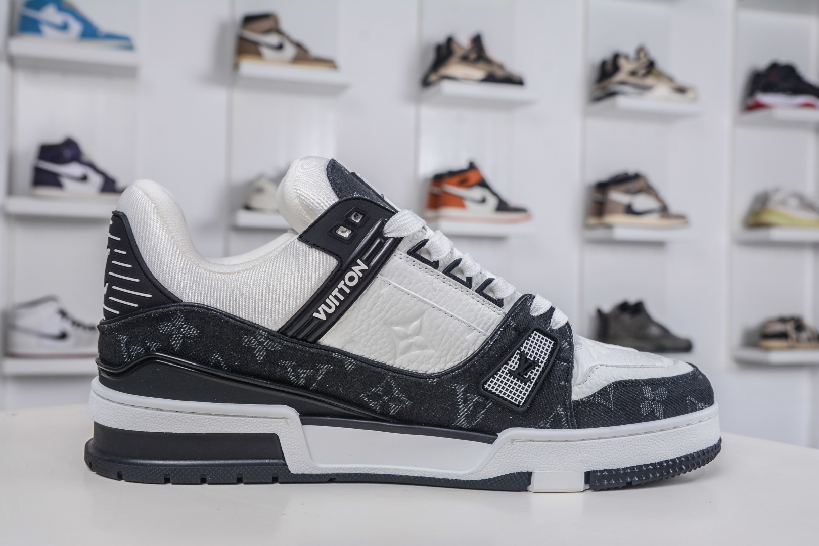 450 M版纯原 Louis VuittLV Trainer系列运动休闲板鞋 黑牛仔