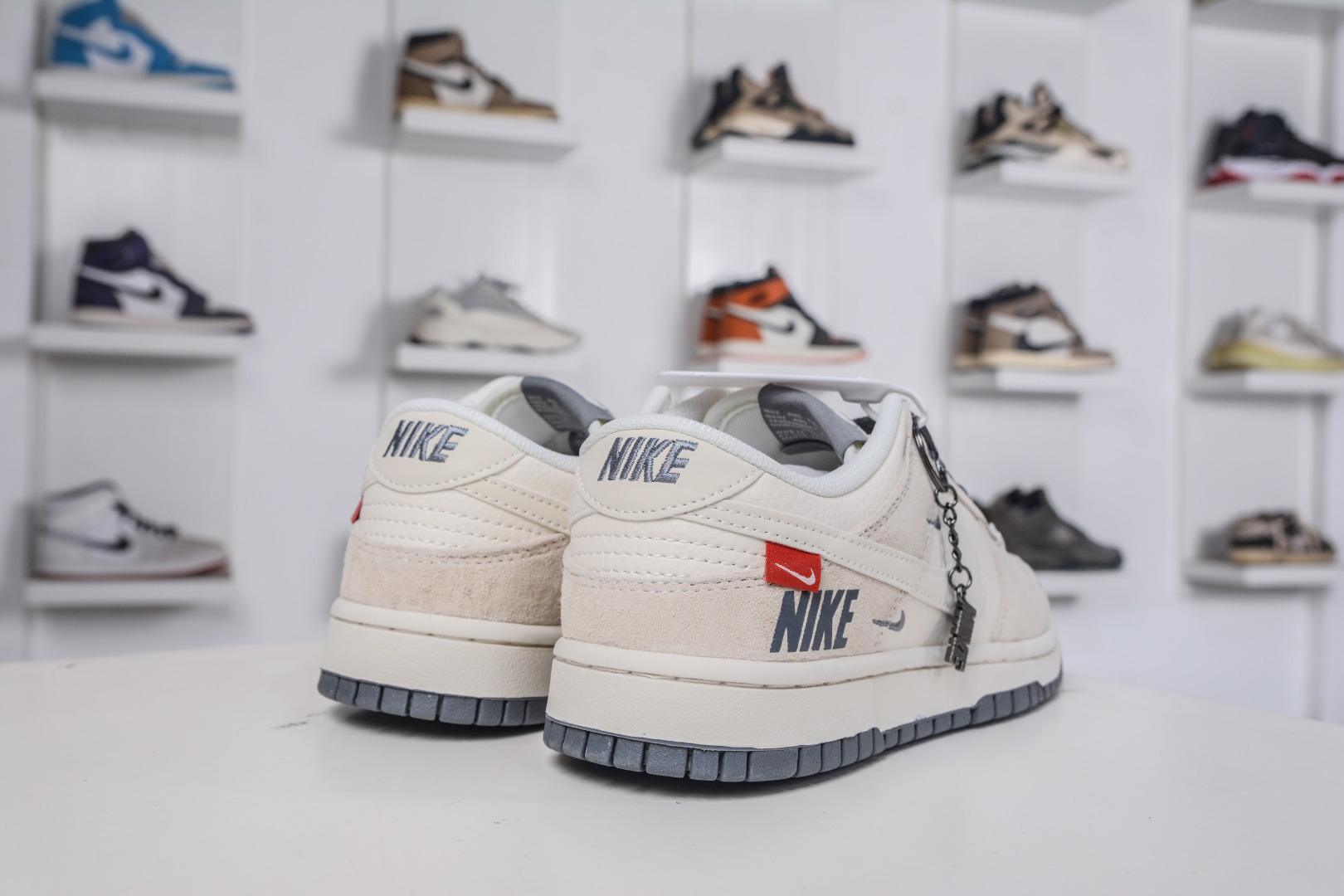 270 Nike SB Dunk Low x NIKE 耐克联名-米灰猪八革 DN3168-009