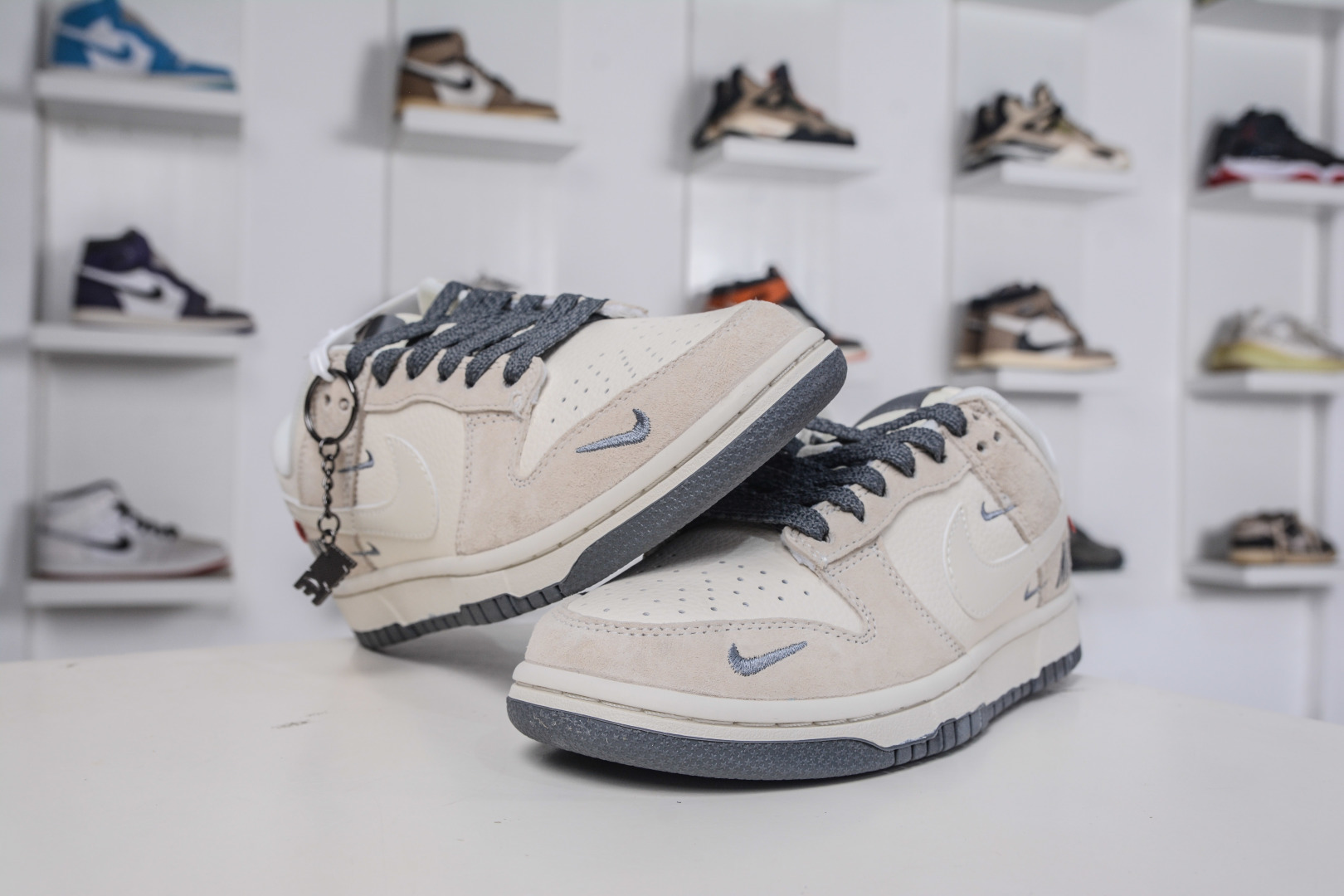 270 Nike SB Dunk Low x NIKE 耐克联名-米灰猪八革 DN3168-009