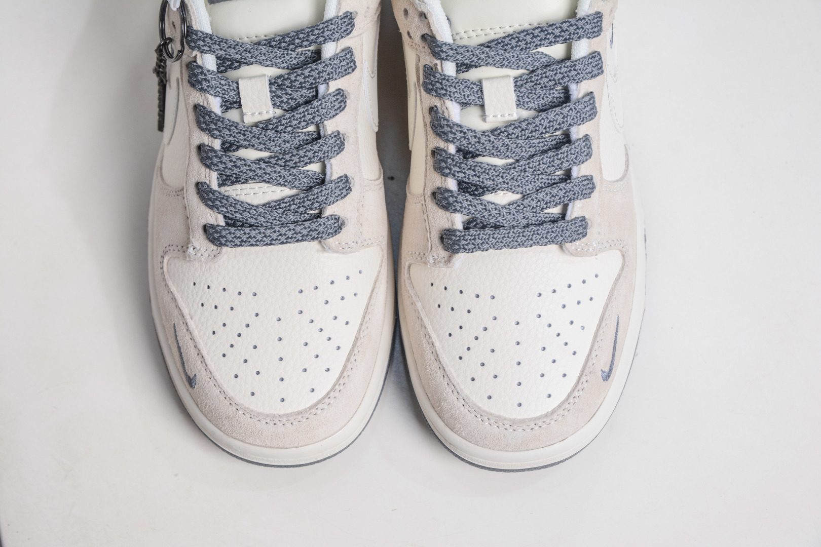 270 Nike SB Dunk Low x NIKE 耐克联名-米灰猪八革 DN3168-009