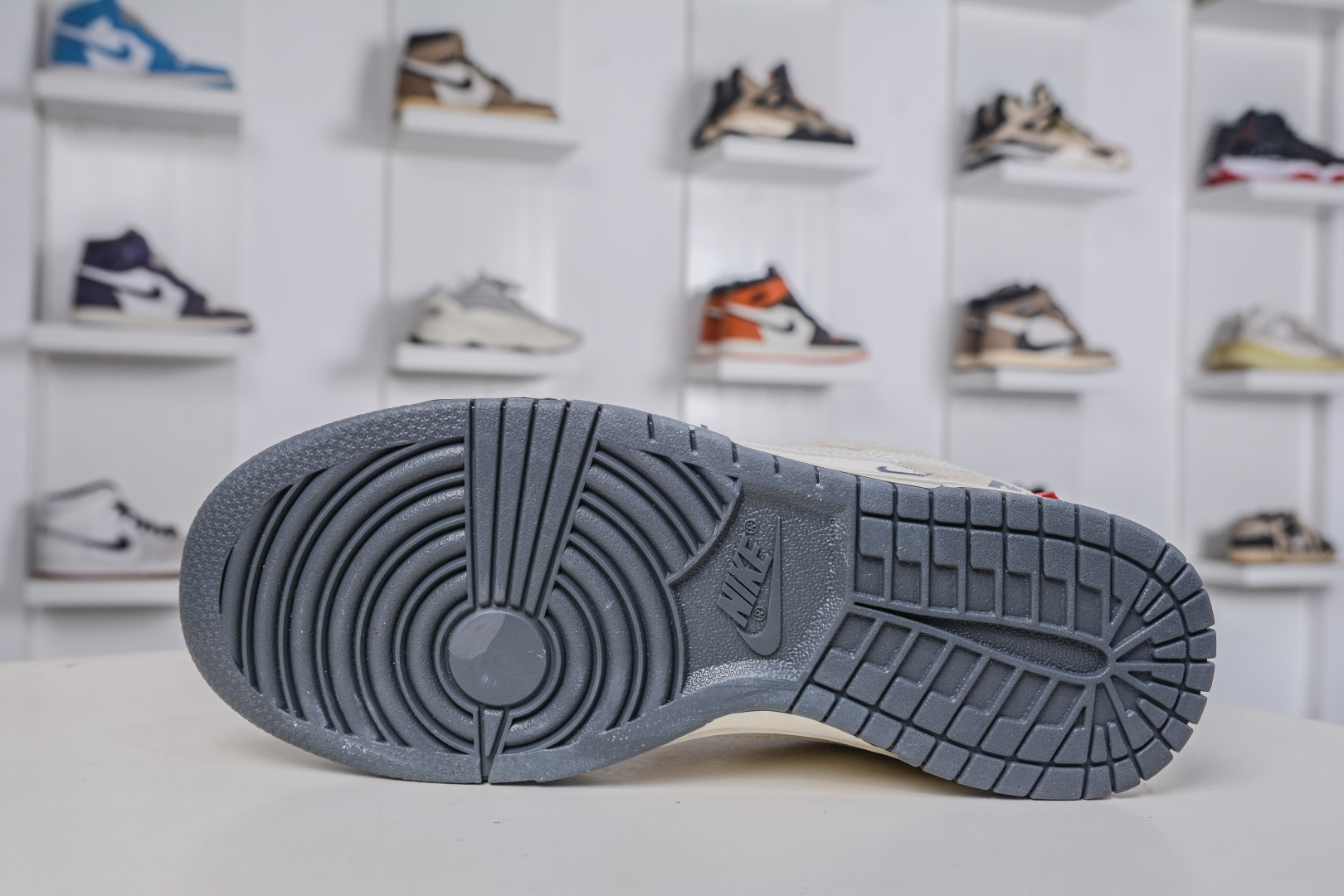 270 Nike SB Dunk Low x NIKE 耐克联名-米灰猪八革 DN3168-009