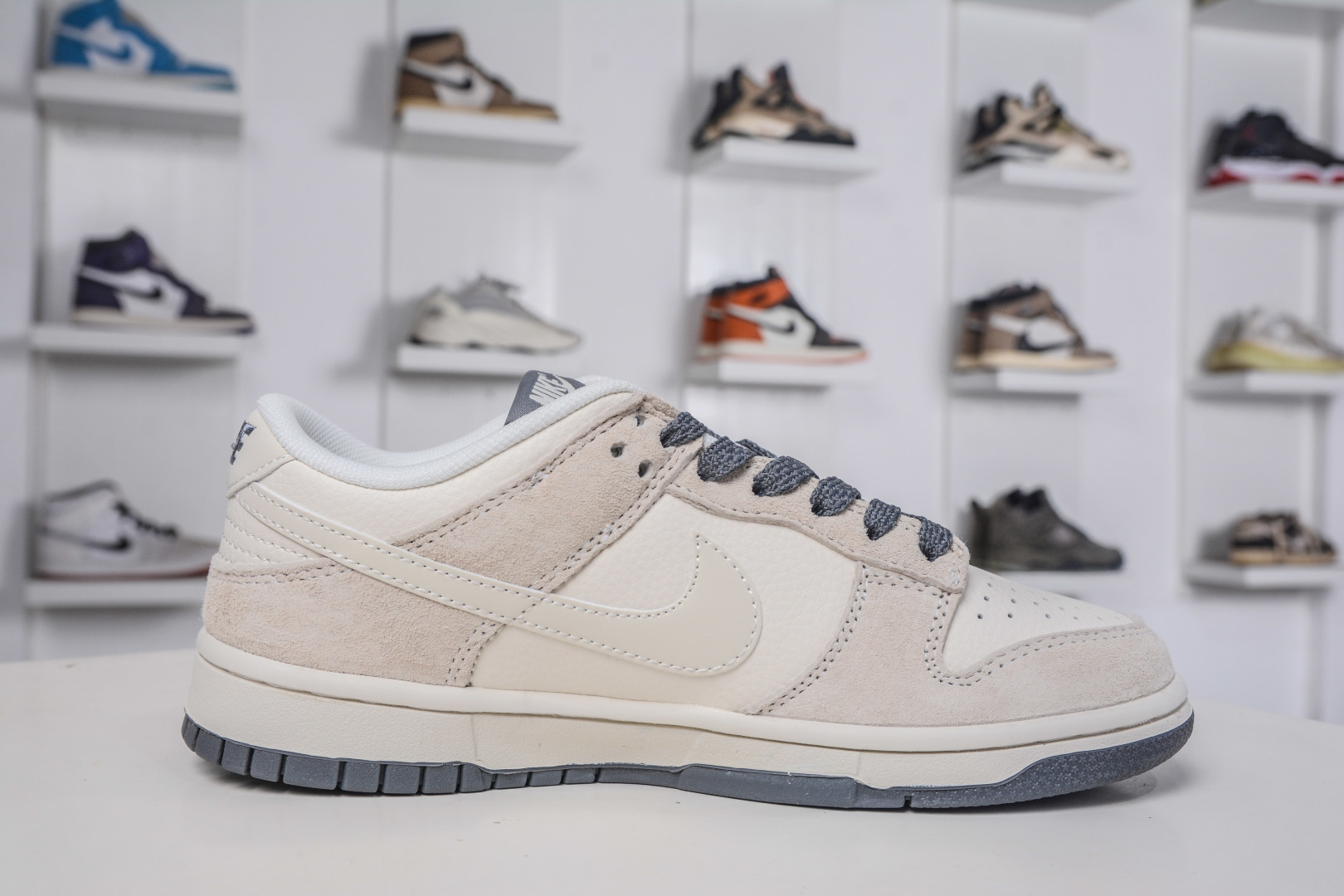 270 Nike SB Dunk Low x NIKE 耐克联名-米灰猪八革 DN3168-009