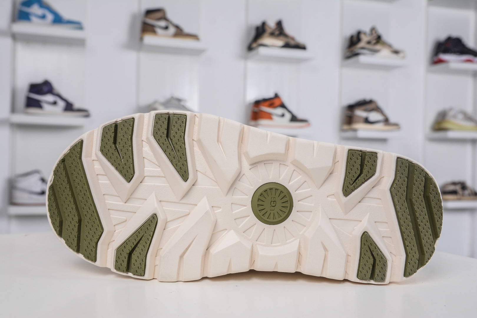 220 UGG Heritage Utilty Sneaker 中性羊绒雪地面包鞋 1170910