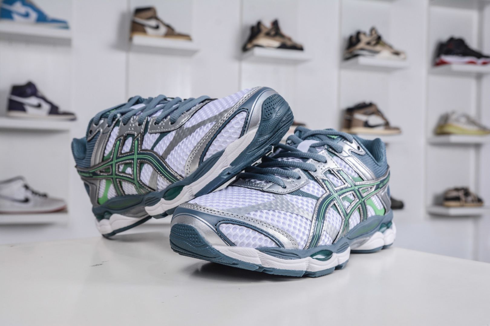 200 Asics Gel-Cumulus 16 亚瑟士复古时尚缓震运动跑步鞋 1203A733-100