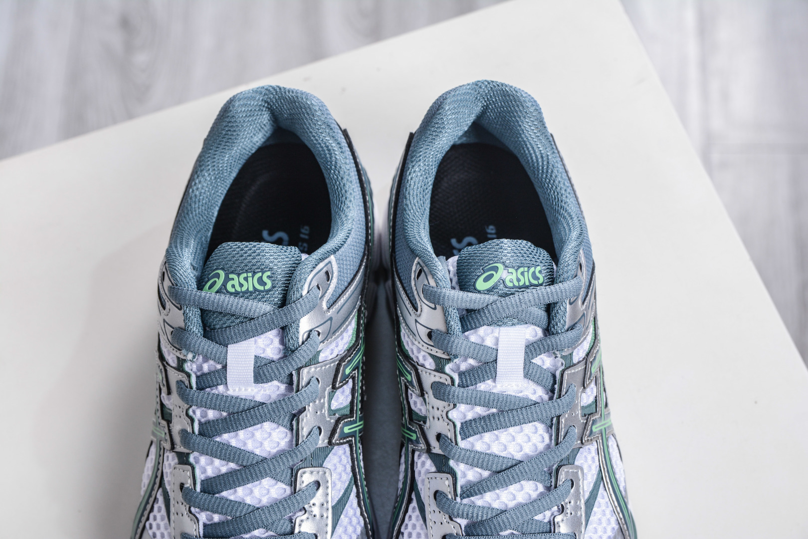 200 Asics Gel-Cumulus 16 亚瑟士复古时尚缓震运动跑步鞋 1203A733-100