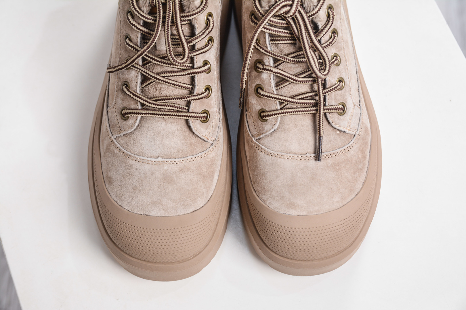 320 UGG Tasman Weather Hybrid 塔斯曼混合系列中帮轻量休闲马丁靴 U6332M