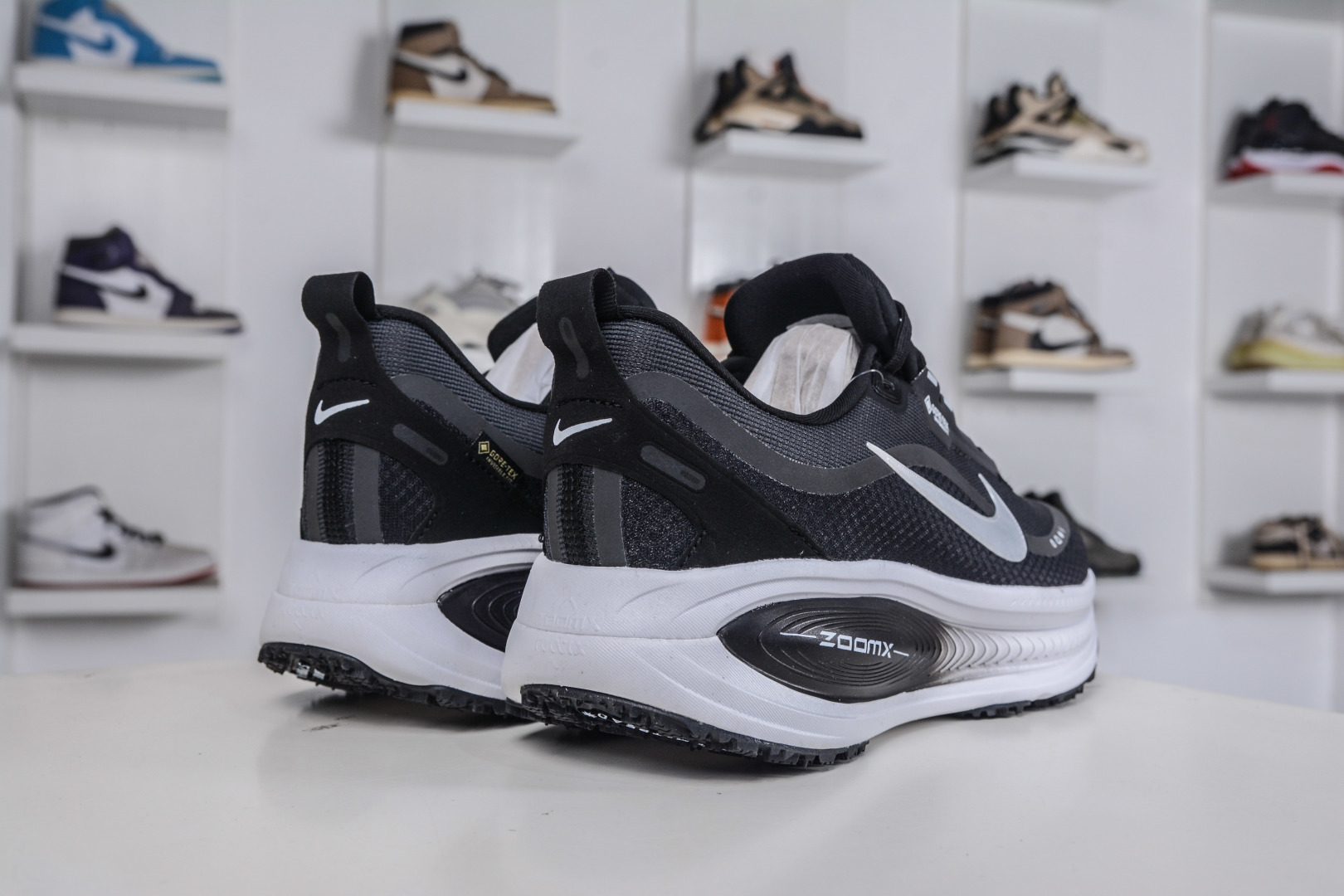 180 Nike Air Zoom Vomero 18 GTX HQ7001-002