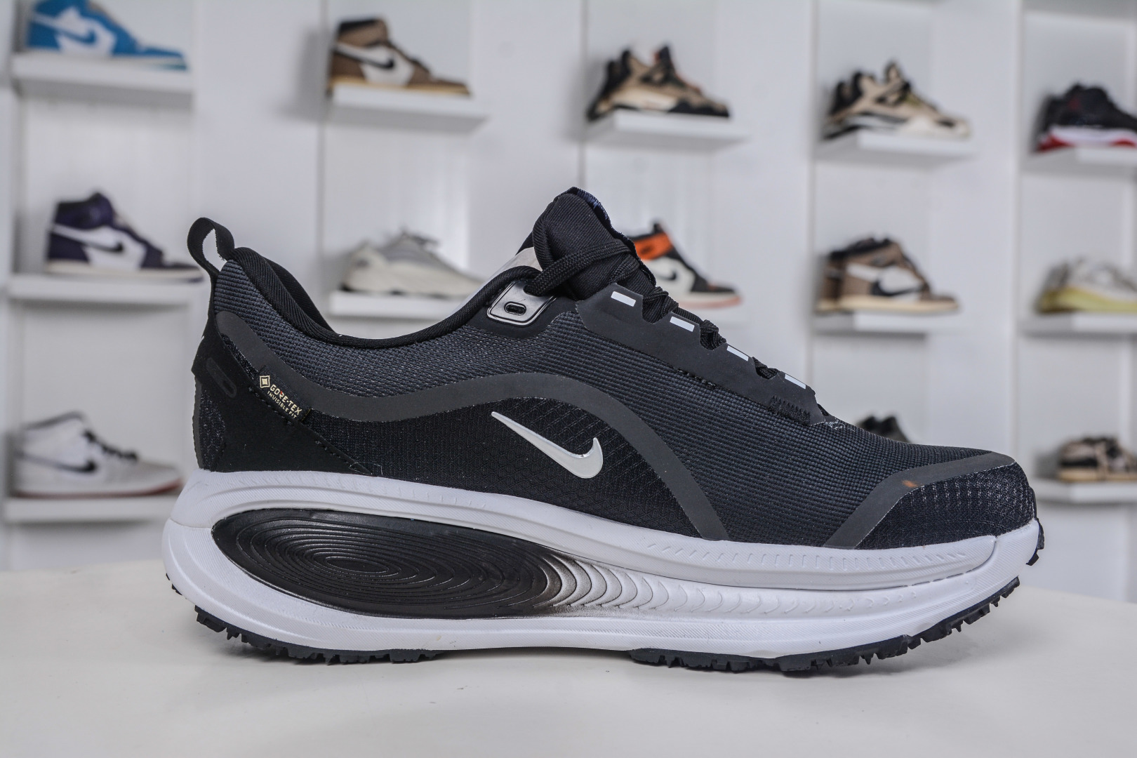 180 Nike Air Zoom Vomero 18 GTX HQ7001-002
