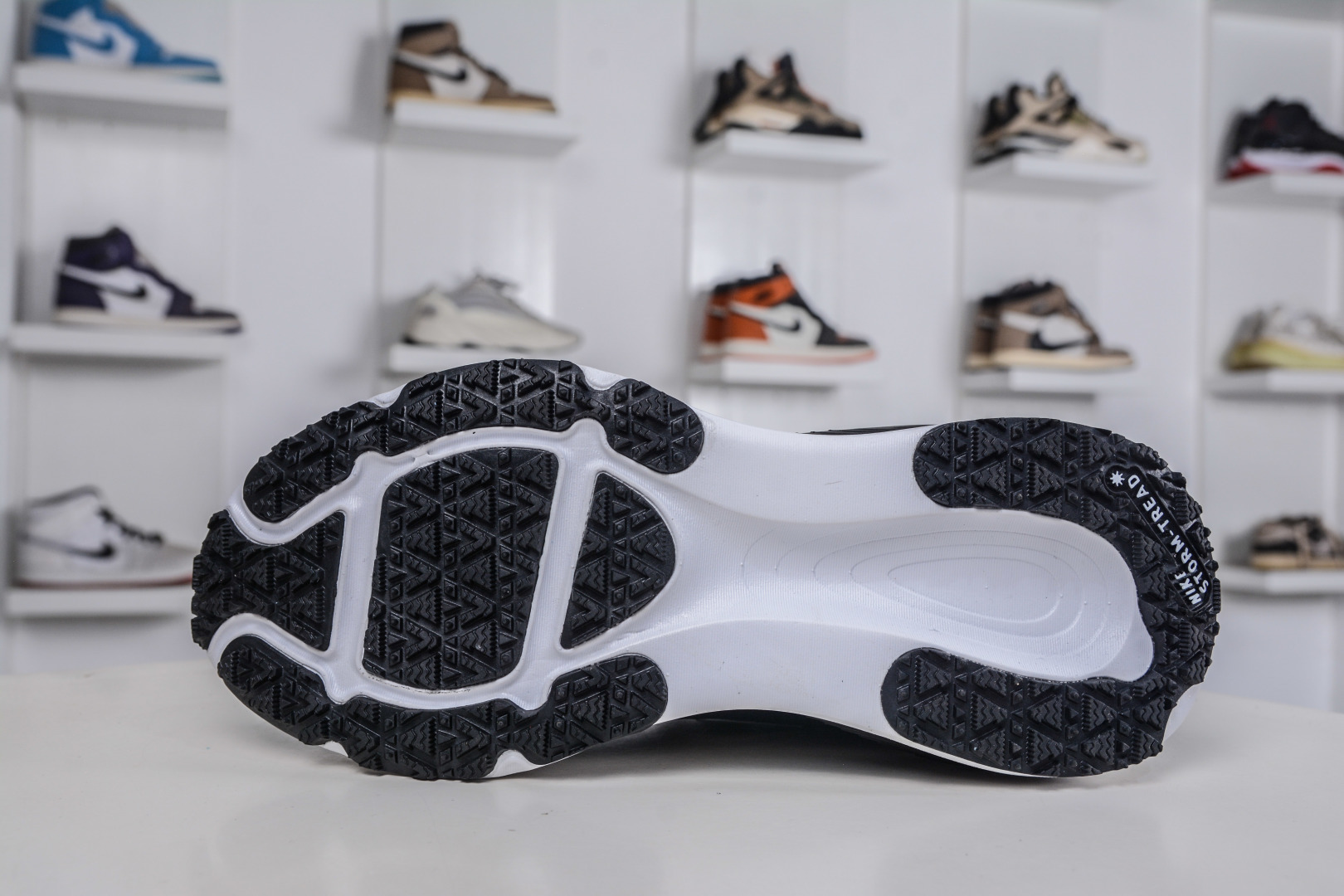 180 Nike Air Zoom Vomero 18 GTX HQ7001-002