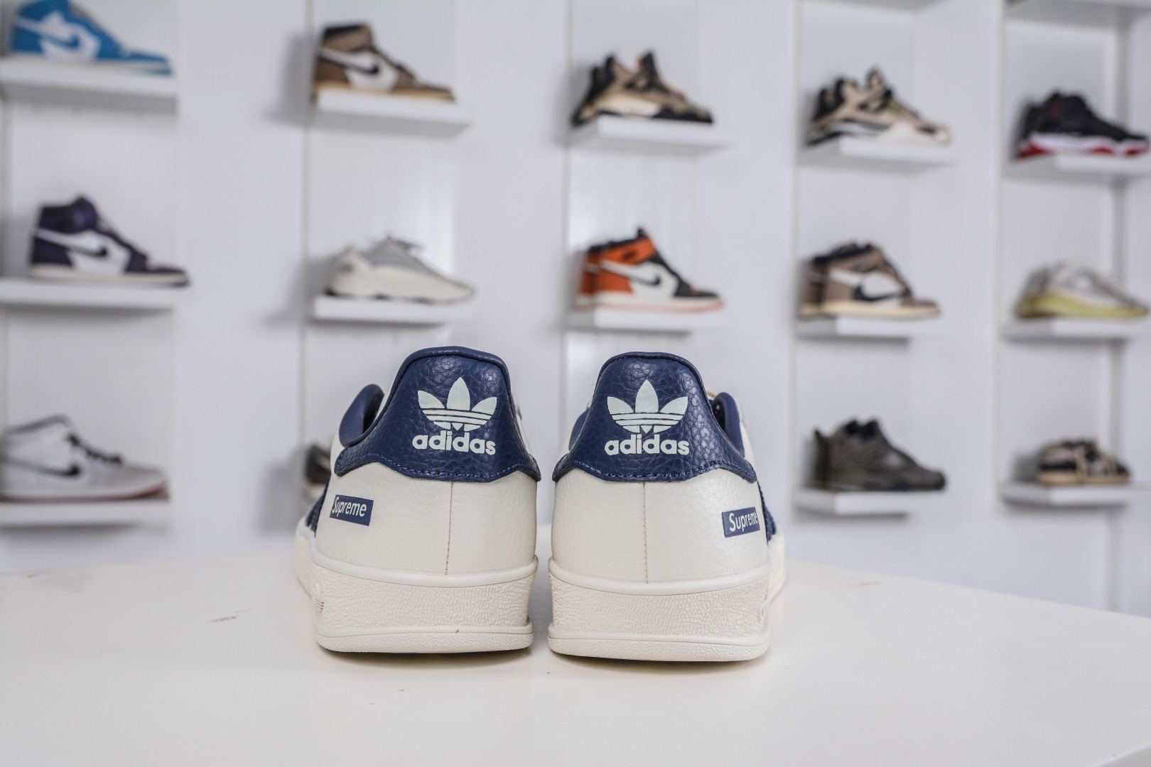 160 adidoriginals GAZELLE INDOOR 此款鞋延续了橡胶外底和经典款式的传统 DD6611