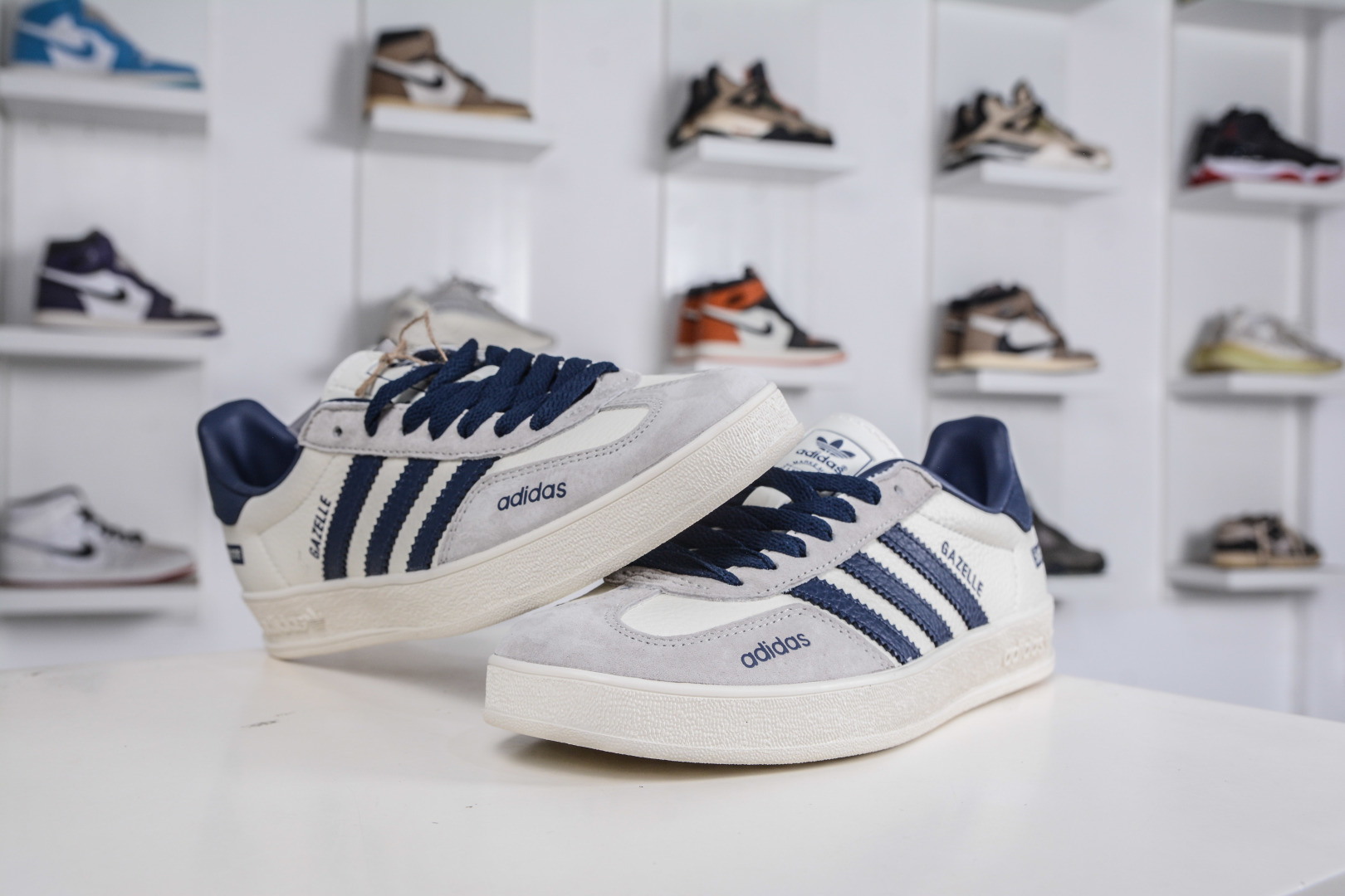 160 adidoriginals GAZELLE INDOOR 此款鞋延续了橡胶外底和经典款式的传统 DD6611
