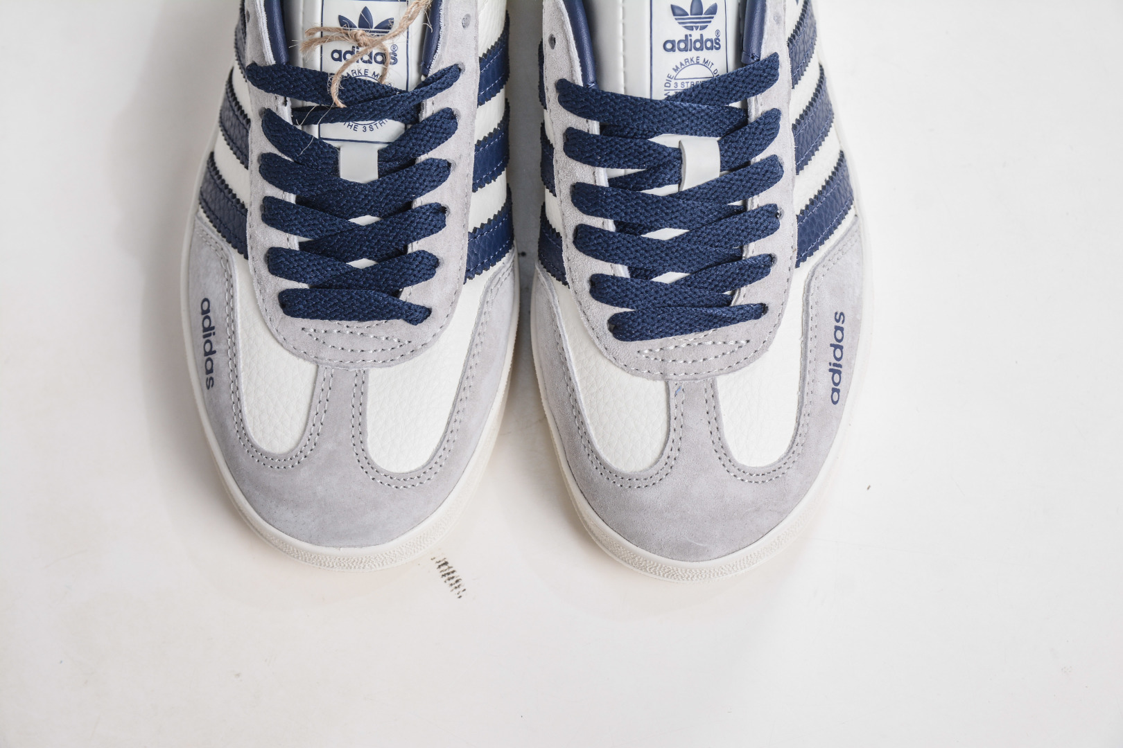 160 adidoriginals GAZELLE INDOOR 此款鞋延续了橡胶外底和经典款式的传统 DD6611