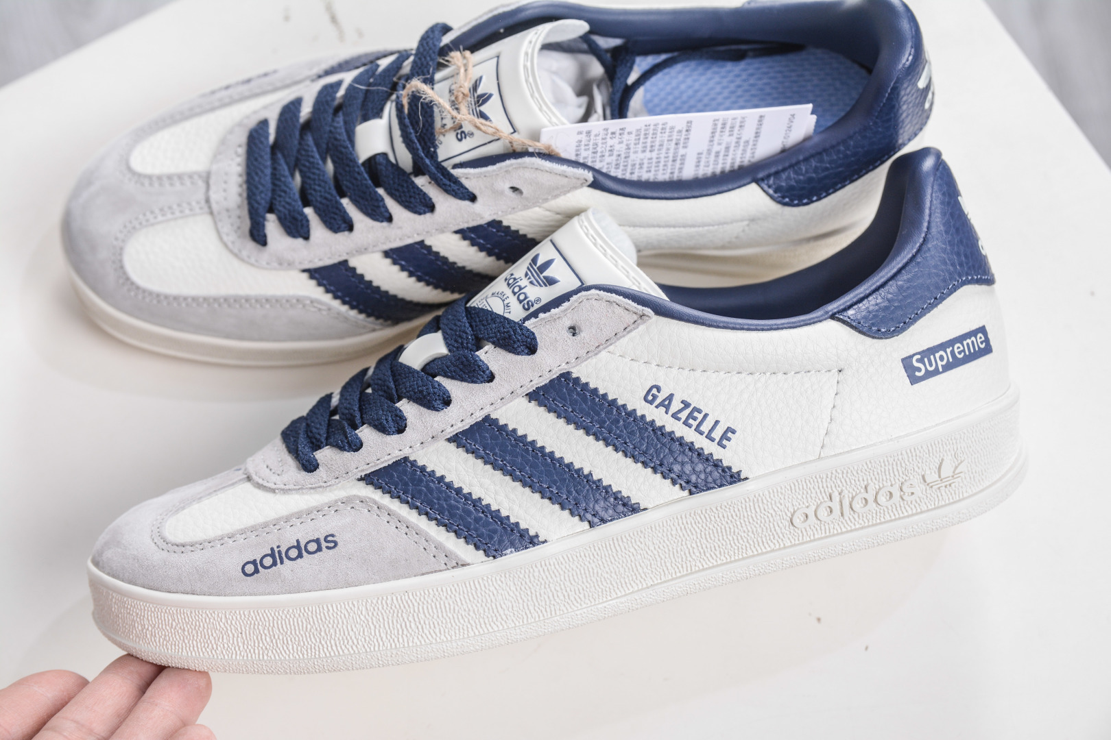 160 adidoriginals GAZELLE INDOOR 此款鞋延续了橡胶外底和经典款式的传统 DD6611